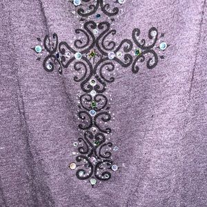 Purple Top with Rhinestone Cross Design
Size large
Euc